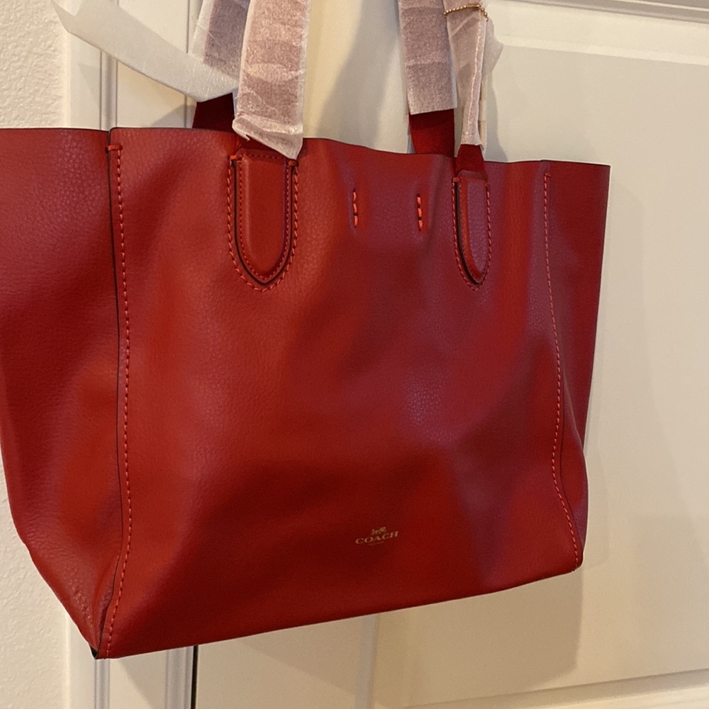 DERBY TOTE (COACH F58660)
TRUE RED/LIGHT GOLD
COACH STYLE # F58660